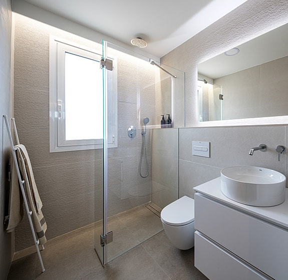 Rålekker penthouse-leilighet med møbler inkludert | Kun 400 m til nydelig strand | Må sees!