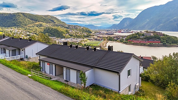 Eiendomsmegler Tomi Christian Johansen, presenterer her en koselig 2-roms andelsleilighet med direkte tilgang til trivelig hage, gode solforhold og fin utsikt.