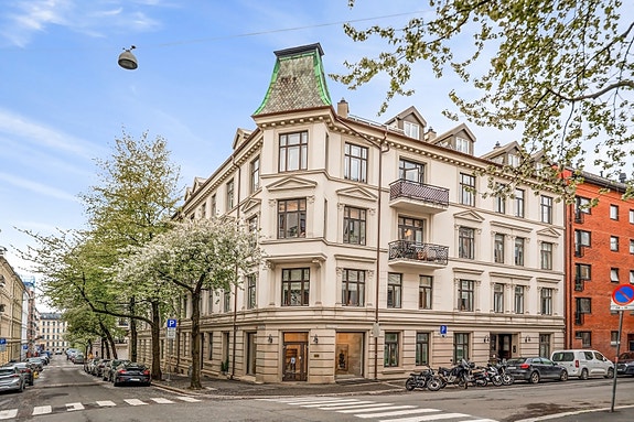 Frydenlundgata 12A er en liten perle midt i hjertet av Oslo, der storbyliv møter grønn ro og hverdagen glir sømløst.