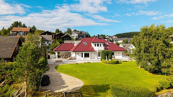 Velkommen til Skåtaberget 24, presentert av Eiendomsmegler/Partner Marit Stuen Aursnes