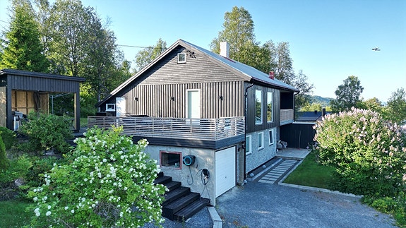 Eneboligen har garasje og flotte uteområder