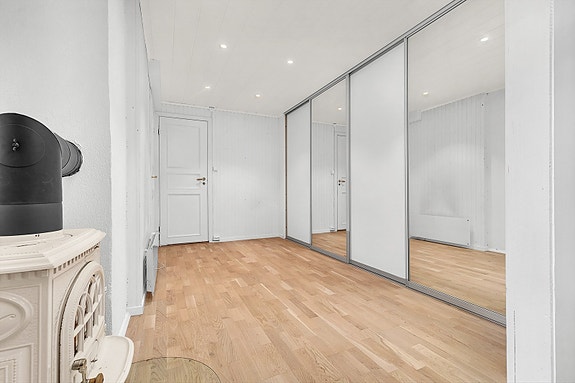 Gang med skyvdørsgarderobe med god plass for oppbevaring