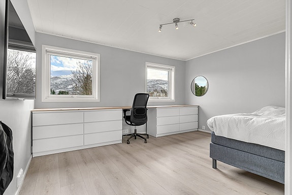 Soverom 2 - Romslig soverom med god plass for seng, garderobeskap og kontorplass