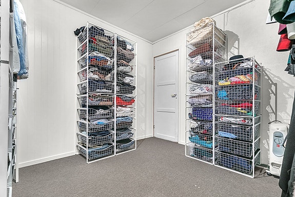 Walk-in-garderobe, kan også benyttes som bod. Gode muligheter for kreative garderobeløsninger her.