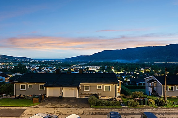 Boligen byr på en flott utsikt mot Solbergelva og Drammen.