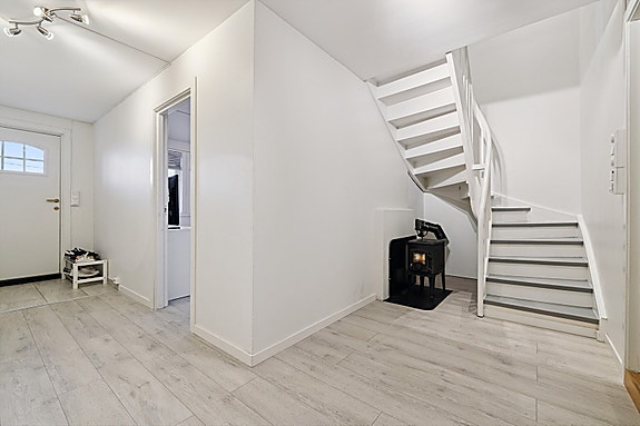 Praktisk plassert ved trappen binder etasjene sammen med varme og sjarm.