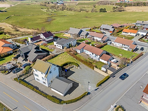 Gro Anita Nøkland i Eiendomsmegler 1 Jærmegleren presenterer tomt uten byggeklausul i Litle-Åvegen 11A