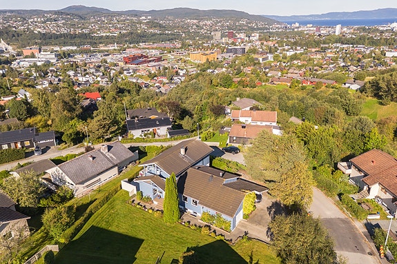 Flott villaeiendom på praktfull utsiktstomt.