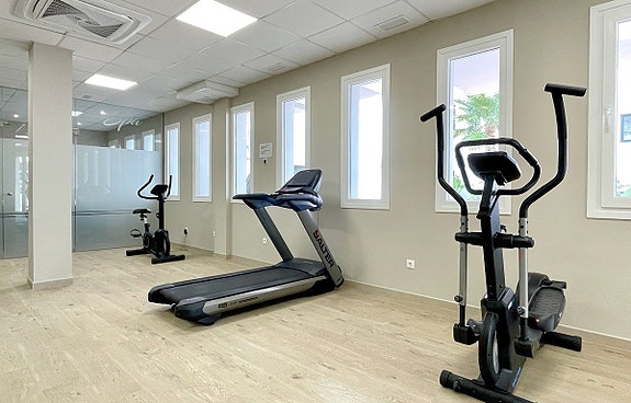 Moderne dupleks-penthouse med havutsikt og privat jacuzzi - 3 soverom, 2 bad, jacuzzi, basseng og treningsfasiliteter