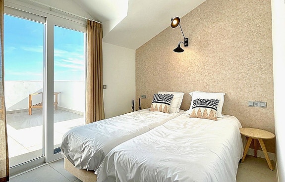 Moderne dupleks-penthouse med havutsikt og privat jacuzzi - 3 soverom, 2 bad, jacuzzi, basseng og treningsfasiliteter