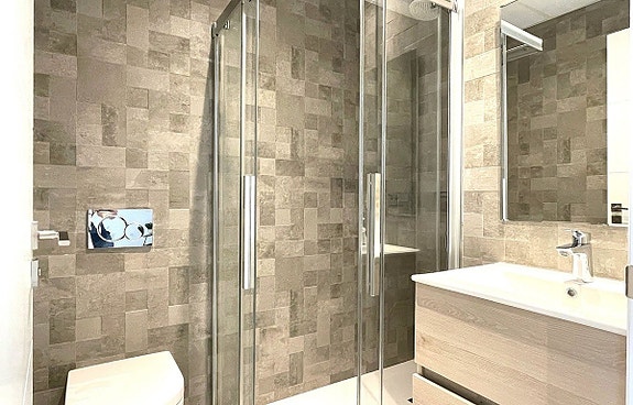 Moderne dupleks-penthouse med havutsikt og privat jacuzzi - 3 soverom, 2 bad, jacuzzi, basseng og treningsfasiliteter