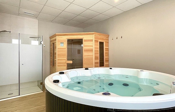 Moderne dupleks-penthouse med havutsikt og privat jacuzzi - 3 soverom, 2 bad, jacuzzi, basseng og treningsfasiliteter