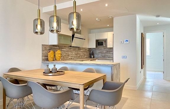 Moderne dupleks-penthouse med havutsikt og privat jacuzzi - 3 soverom, 2 bad, jacuzzi, basseng og treningsfasiliteter