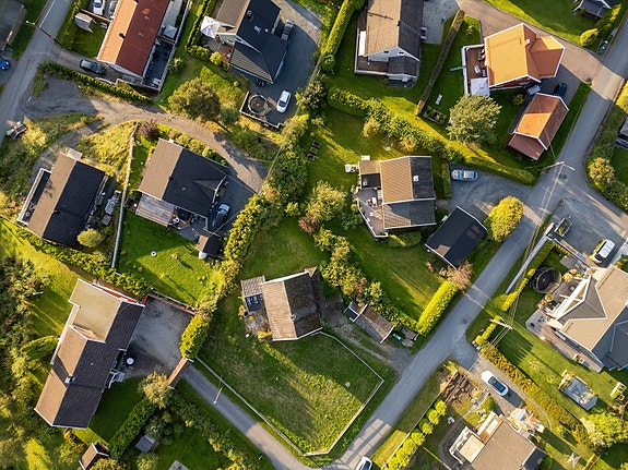 Flott utsiktstomt med rivningsobjekt.