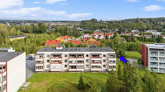 Lys og pen 4-roms leilighet med heis, solrik, innglasset balkong med utsikt. Leiligheten ligger på toppen og i ende