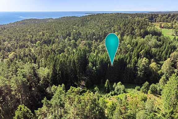 Tomten er på ca 1998 m2 og ligger i dette området ved et like bekkefar.