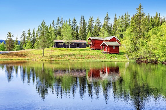 Velkommen til en nostalgisk hytteperle fra 1970-tallet, omgitt av fredelige omgivelser og vakker natur.