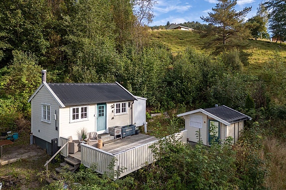 Velkommen til Nordsida 98 - en solrik eiendom på stor tomt, bare noen minutter fra Surnadal sentrum. Her får du romslige uteplasser, flott utsikt og alt du trenger i "nærheten".