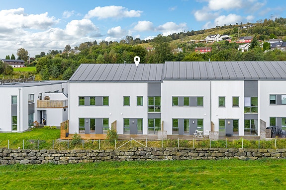 Velkommen til Førreparken 67! Flott familiebolig fra 202 med god standard, barnevennlig beliggenhet og to terrasser