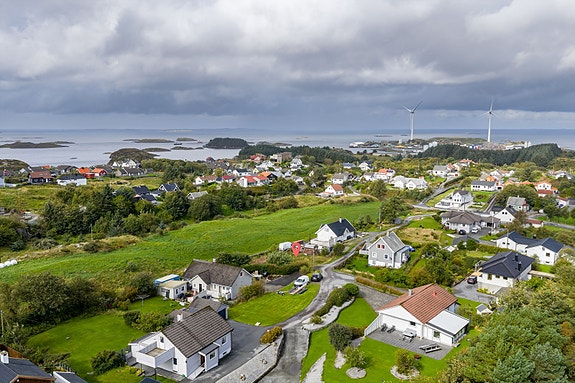 Tomten ligger i etablert boligområde i Viken på Torvastad.