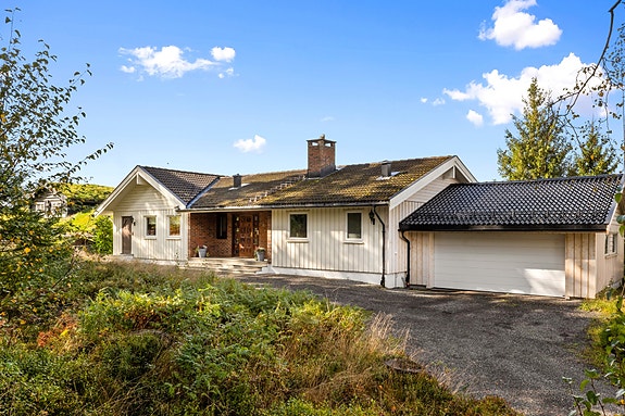 Den gamle garasjen er fjernet og erstatet med ny dobbel garasje, bygget inntil boligen.