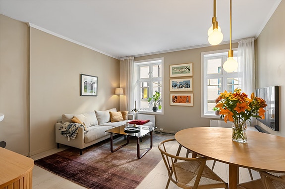 Velkommen til Iduns gate 5B! Dette er en attraktiv og delikat 3-roms selveier i 4. etasje, sentralt beliggende på attraktive Fredensborg.