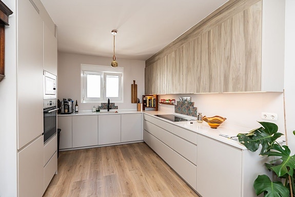 Nydelig bolig med 4 soverom og 3 bad | Heis og egen garasje | Havutsikt