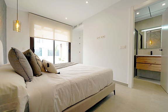 Stor moderne villa med takterrasse 43 m² - Privat basseng og hage - 3 soverom og 3 bad - Parkering