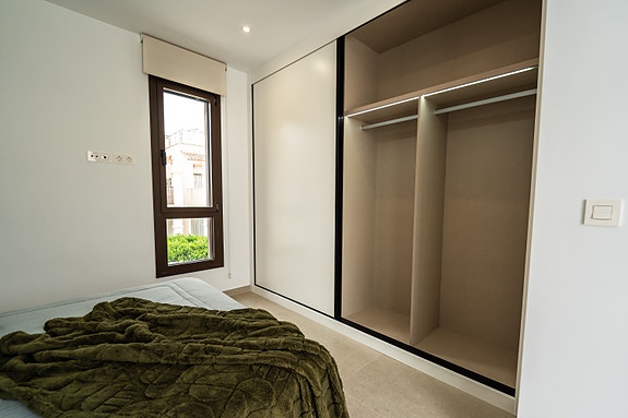 Stor moderne villa med takterrasse 43 m² - Privat basseng og hage - 3 soverom og 3 bad - Parkering