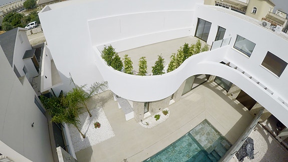 Stor moderne villa med takterrasse 43 m² - Privat basseng og hage - 3 soverom og 3 bad - Parkering