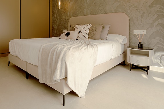 Stor moderne villa med takterrasse 43 m² - Privat basseng og hage - 3 soverom og 3 bad - Parkering