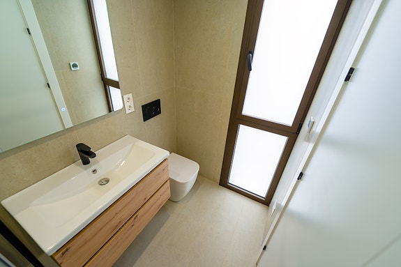 Stor moderne villa med takterrasse 43 m² - Privat basseng og hage - 3 soverom og 3 bad - Parkering