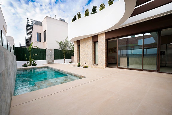 Hjørne-villa med takterrasse 42 m² - Privat basseng og hage - 3 soverom og 3 bad - Parkering