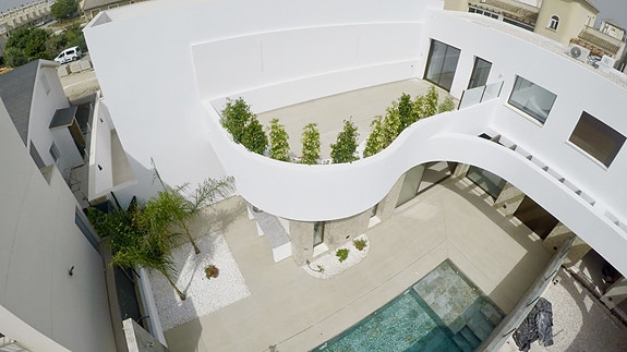 Hjørne-villa med takterrasse 42 m² - Privat basseng og hage - 3 soverom og 3 bad - Parkering