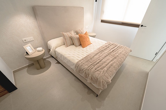 Hjørne-villa med takterrasse 42 m² - Privat basseng og hage - 3 soverom og 3 bad - Parkering