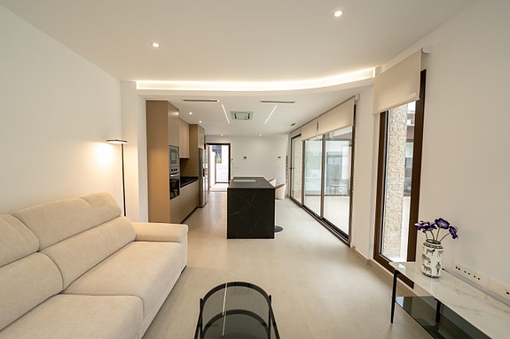 Hjørne-villa med takterrasse 42 m² - Privat basseng og hage - 3 soverom og 3 bad - Parkering