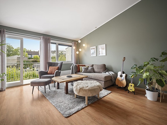 Velkommen til Løkkegata 33! En lys og luftig 2-roms toppleilighet fra 2006 med heis, solrik sydvendt balkong og garasjeplass.