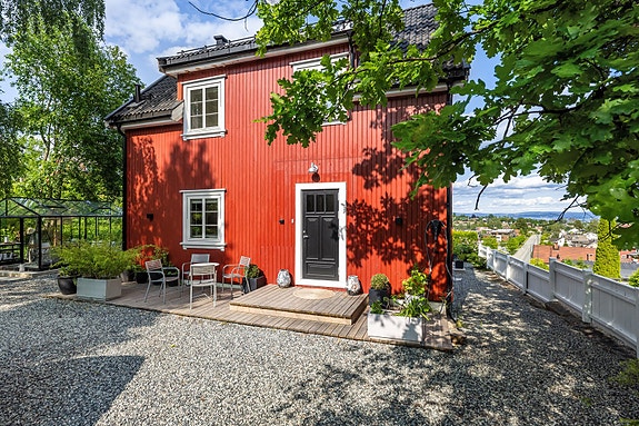 En meget sjarmerende enebolig over 3 plan, som ligger høyt og fritt med panorama utsikt over Asker, Oslo og fjorden!