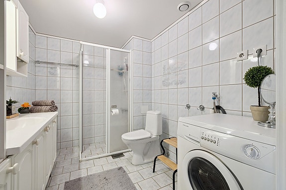 Baderommet har opplegg for vaskemaskin.