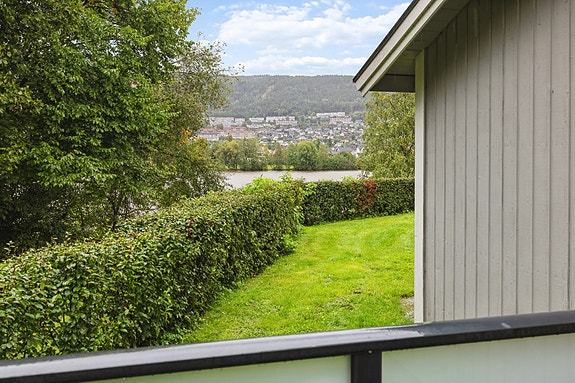Fra balkongen har en fin utsikt mot elva og Åssiden.