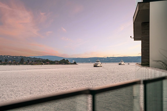 Dette er en leilighet med X-Factor - her kan du nyte en uforstyrret utsikt over Oslofjorden, og bilen kan enkelt parkeres på den tilhørende garasjeplassen med lader for el-bil.