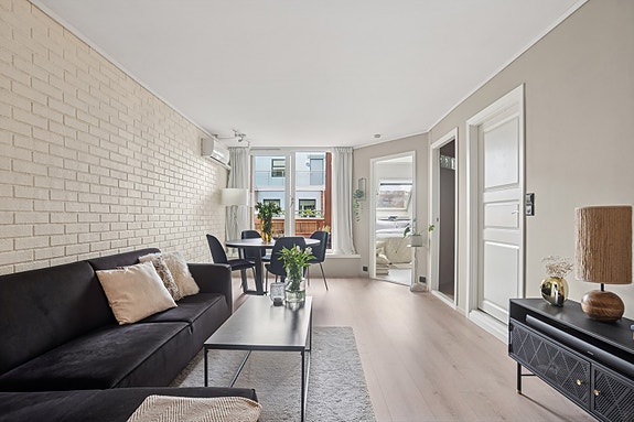 Velkommen til Langgata 1D - en urbant plassert leilighet med adresse midt i smørøyet, tilbaketrukket i bygningens 4. etasje.