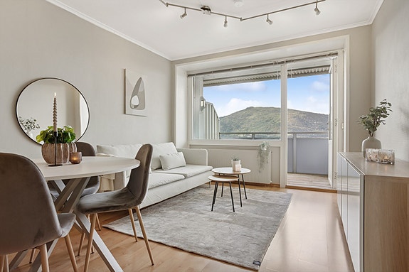 Høyt og fritt i åskammen på solsiden av Bergen, finner du vakre Strimmelen. Boligen er fint tilbaketrukket på en liten høyde med vakre naturterreng som åpner seg like bak boligblokken.