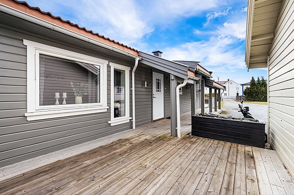 Sjarmerende enebolig med romslig terrasse, vedlikeholdsvennlig fasade og attraktivt nabolag.