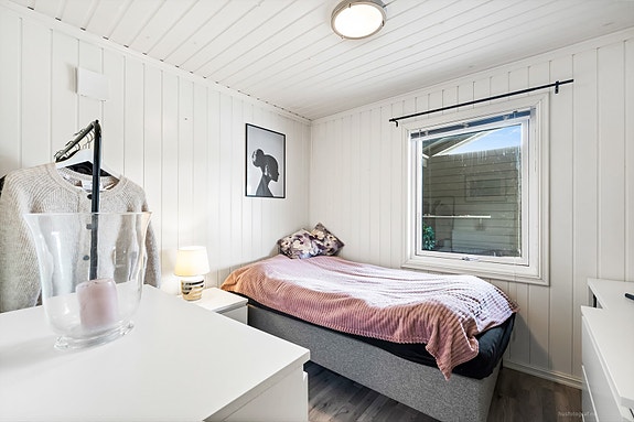 Lys og innbydende soverom med moderne innredning og naturlig lysinnslipp.