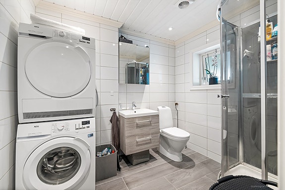 Moderne og funksjonell bad med plass til hvitevarer og dusjhjørne. Optimal utnyttelse av plassen.