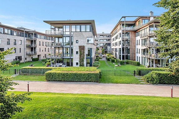 Leiligheten ligger i Strandpromenaden Boligkompleks med umiddelbar nærhet til både Markens gate og Strandpromenaden.