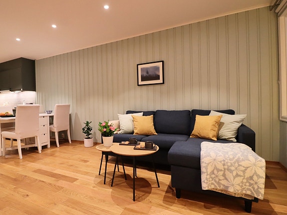 Stue med solid og vakker 21 mm eikeparkett - her er det plass til både sofakrok, spisebord og mye mer!