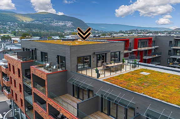 PrivatMegleren v/ Morten Liavaag og Vetle Haug Kristensen har gleden av å presentere denne nye og ekslusive toppleiligheten med store uteområder, fantastiske solforhold, tre soverom, to bad og gulvvarme..