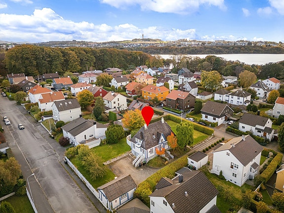 EiendomsMegler1 v/Sjur Svihus presenterer denne meget attraktive Eiganes-villaen med tomt på hele 1,5 mål. Omfattende og eksklusivt renovert i 2014 med godkjent utleieleilighet.